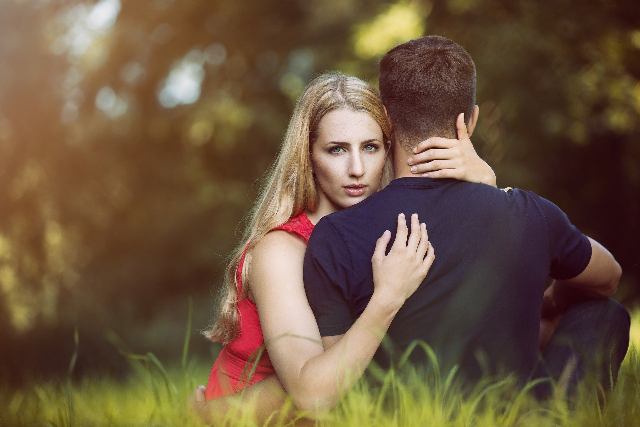 Ein Mädchen und ein Junge, das Mädchen umarmt den Jungen