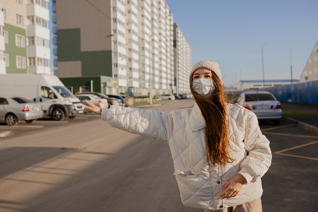 Die junge Dame mit Maske