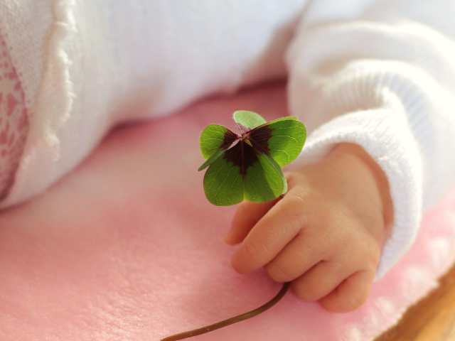 Ein Hand von Baby, das Baby ist geschützt