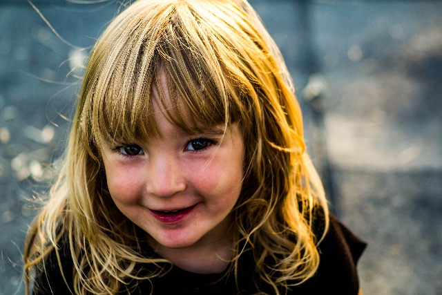 Ein schönes Kind mit blauen Augen