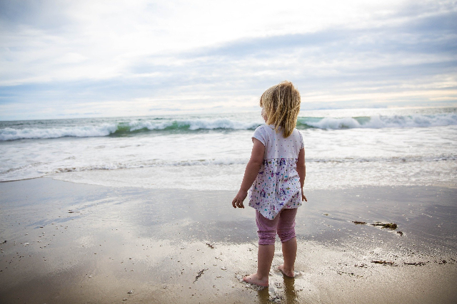 Ein kleines Mädchen am Strand