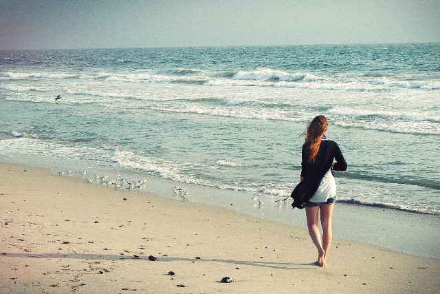 Die junge Dame ist zuruerk ans Meer