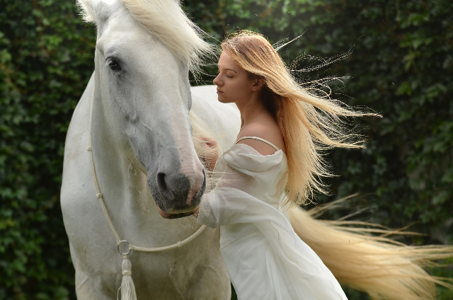 Ein Mädchen mit Pferd