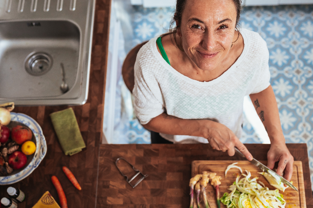 Die Frau, die etwas kocht