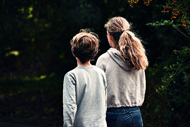 Ein Mädchen und ein Junge im Wald in der Nacht