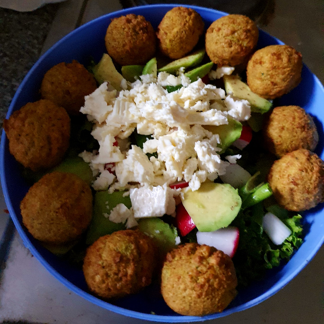 Ein leckerer Salat mit Falafel