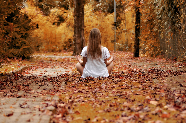 Ein Mädchen im herbstlichen Wald