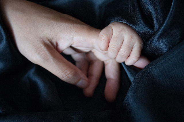 Ein Baby und eine Frau