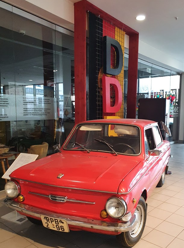 Ein Auto vor DDR Museum in Dresden